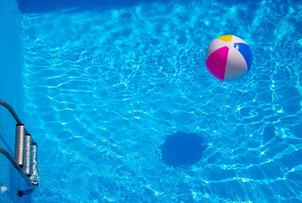Boule en caoutchouc dans la piscine — Photo