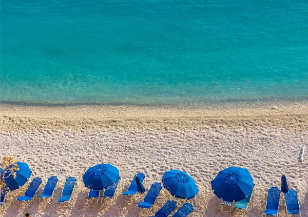 Sombrillas azules y mar azul - Grecia, isla de Lefkada — Foto de Stock