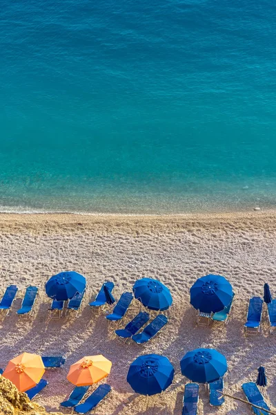 Guarda-chuvas azuis e mar azul - Grécia, ilha de Lefkada — Fotografia de Stock