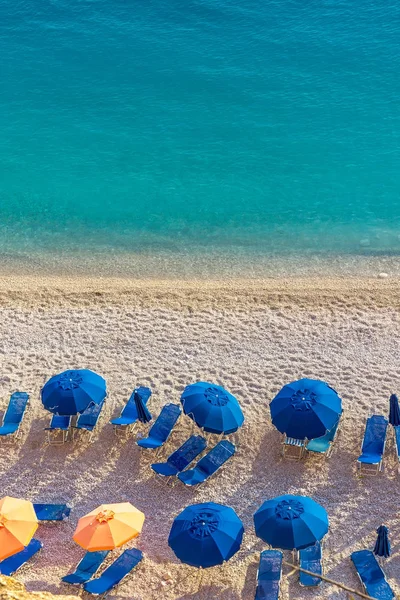 Modré deštníky a modré moře - Řecko, ostrov Lefkada — Stock fotografie