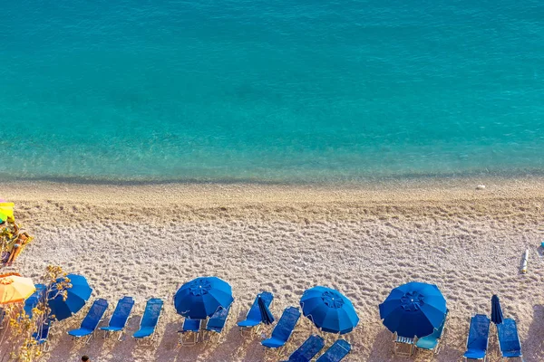 Sombrillas azules y mar azul - Grecia, isla de Lefkada — Foto de Stock