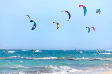 Kitesurfers Lefkada Adası, Yunanistan.