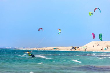 Kitesurfers Milos sahilde Lefkada Adası, Yunanistan.