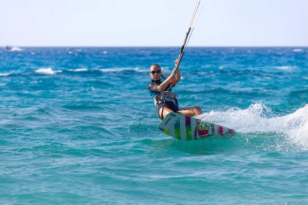 Egy fiatal nő kite szörfös túrák, nyári nap — Stock Fotó