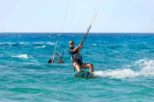 Uma jovem kite-surfista cavalga no dia de verão — Fotografia de Stock