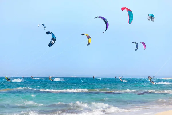 Kitesurfistas en la isla Lefkada, Grecia . — Foto de Stock