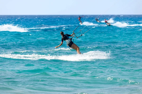 Młoda kobieta Kania surfer jeździ w letni dzień — Zdjęcie stockowe