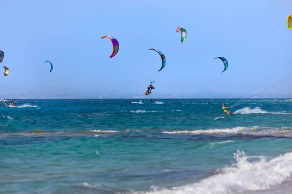 Kitesurfers na praia de Milos na ilha de Lefkada, Grécia . — Fotografia de Stock