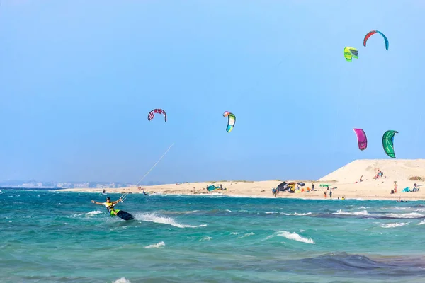 Kitesurfistas en la playa de Milos en la isla Lefkada, Grecia . — Foto de Stock