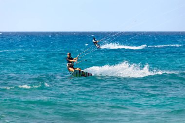 Uçurtma sörfçü Lefkada, Yunanistan'ın ünlü Milos kumsalda rides.