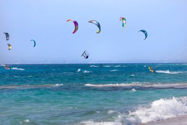 Kitesurfers Lefkada Adası, Yunanistan.