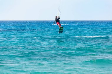 Uçurtma sörfçü Lefkada, Yunanistan'ın ünlü Milos kumsalda rides.