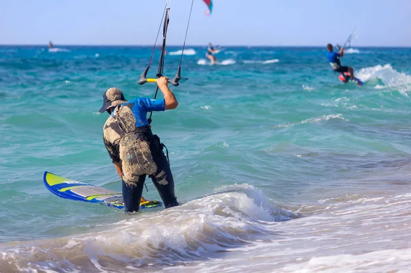 Kite surfista na praia — Fotografia de Stock