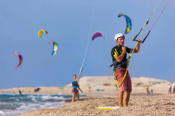 Kite-surfista en la famosa playa de Milos en Lefkada, Grecia . — Foto de Stock