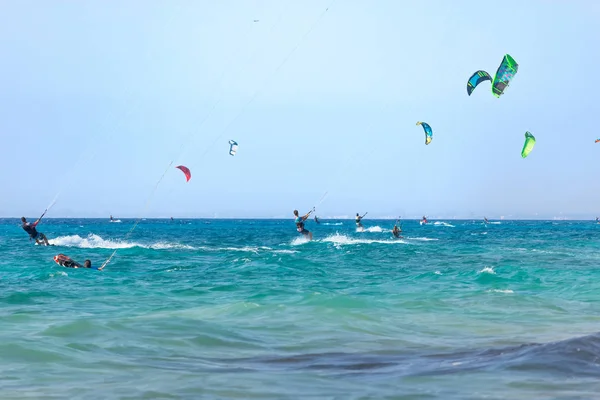 Kitesurfistas en la playa de Milos en la isla Lefkada, Grecia . — Foto de Stock