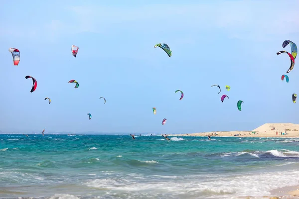 Kitesurfistas en la playa de Milos en la isla Lefkada, Grecia . — Foto de Stock