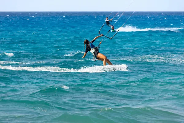 Uma jovem kite-surfista cavalga no dia de verão — Fotografia de Stock