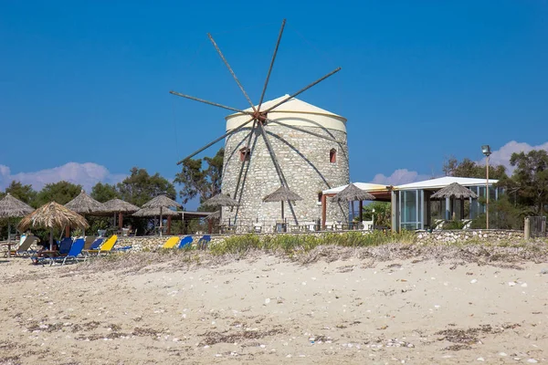 Mulino a vento nell'isola di Lefkada, Grecia — Foto Stock