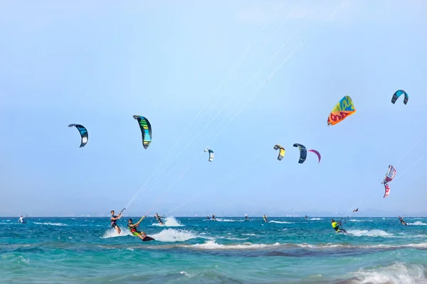 Lefkada 섬, 그리스에 Kitesurfers. — 스톡 사진