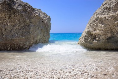 Kayalar ve deniz manzarasına güzel sahilde