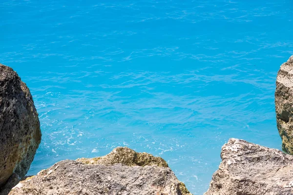 Blick auf das Meer und die Felsen am schönen Strand — Stockfoto