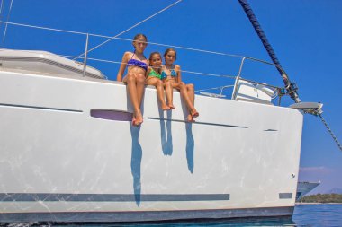 Kızlar yelkenli üzerinde