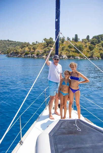 Famiglia sulla barca a vela — Foto Stock