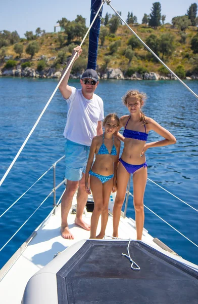 Family on the sailboat — Stock Photo, Image