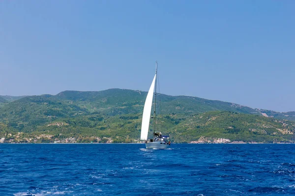 Bateau à voile sur la mer — Photo