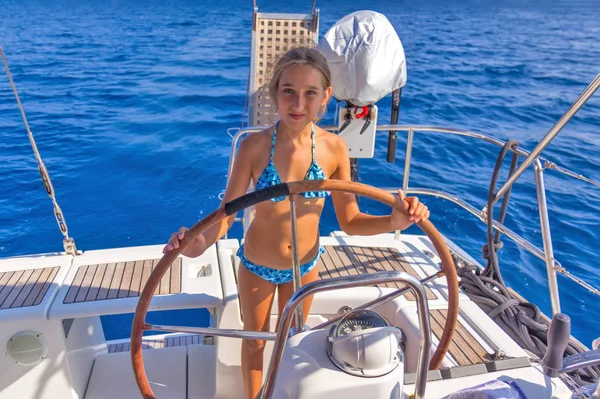 Menina no veleiro — Fotografia de Stock