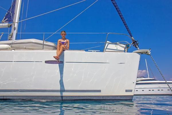 Girl on the sailboat — Stock Photo, Image