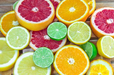 Narenciye farklı türde taze doğranmış dilimleri 