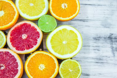 Narenciye beyaz masaya farklı türde taze doğranmış dilimleri