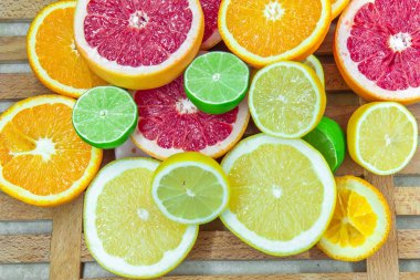 Narenciye ahşap masa üzerinde farklı türde taze doğranmış dilimleri