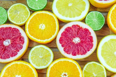 Narenciye farklı türde taze doğranmış dilimleri 