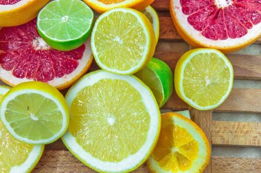 Narenciye farklı türde taze doğranmış dilimleri 