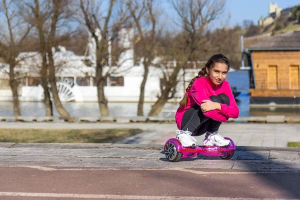 Meisje op het hoverboard — Stockfoto