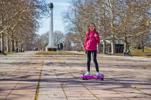 Ragazza sul hoverboard — Foto Stock