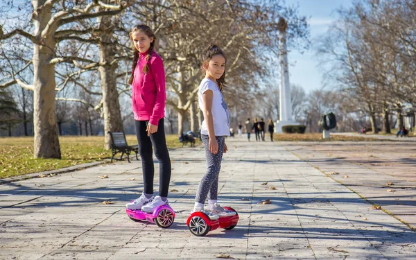 Meninas no hoverboard — Fotografia de Stock