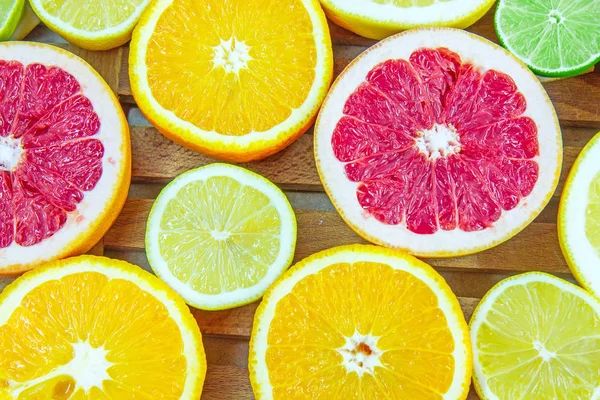 Narenciye farklı türde taze doğranmış dilimleri 