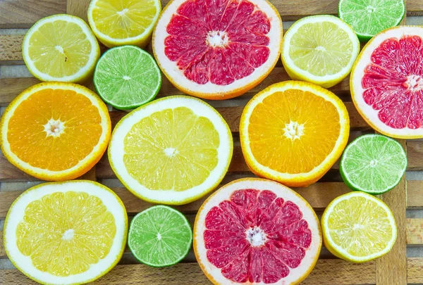Čerstvé nakrájené řezy různých druhů citrusů — Stock fotografie