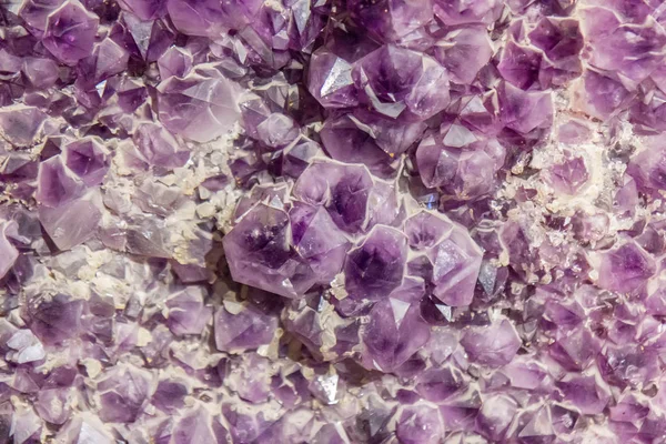 Natürlicher Amethyst-Kristall Hintergrund — Stockfoto