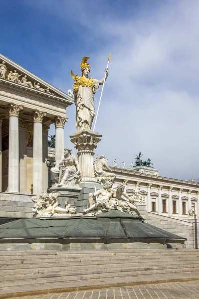 Estátua Pallas Athena Com Capacete Dourado Perto Parlamento Viena Áustria — Fotografia de Stock