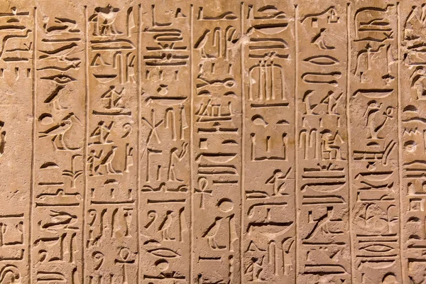 Hieroglyfiska Sniderier Ytterväggarna Ett Antikt Egyptiskt Tempel — Stockfoto