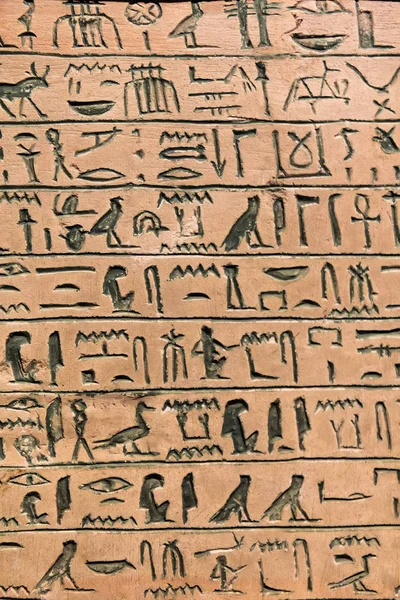 Hieroglyphic Snijwerk Buitenmuren Van Een Oude Egyptische Tempel — Stockfoto