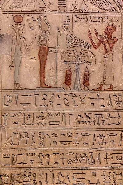Ιερογλυφικά Σκαλίσματα Στους Εξωτερικούς Τοίχους Αρχαίου Αιγυπτιακού Ναού — Φωτογραφία Αρχείου
