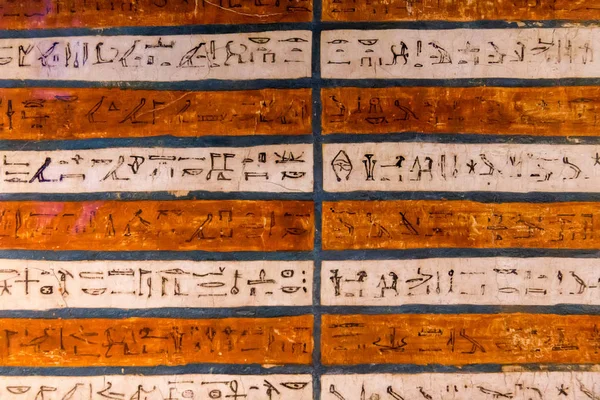 Tallados Jeroglíficos Las Paredes Exteriores Antiguo Templo Egipcio — Foto de Stock