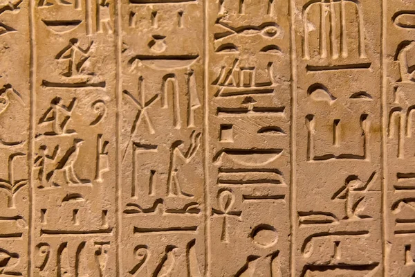 古代エジプトの寺院の外壁に象形彫刻 — ストック写真