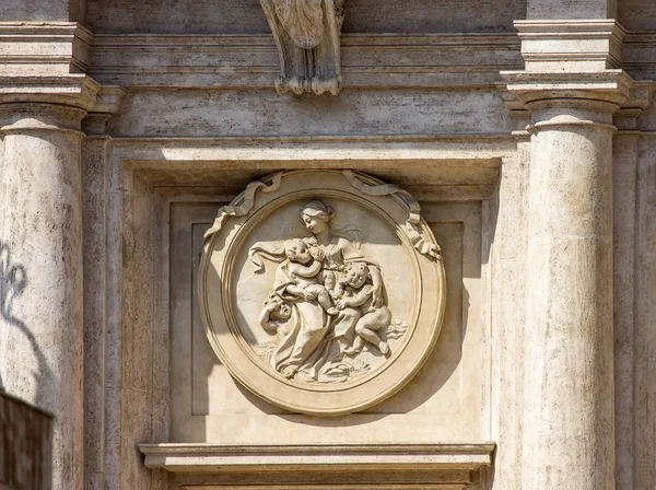 Emblema con la madre y los niños en buliding en Roma, Italia —  Fotos de Stock