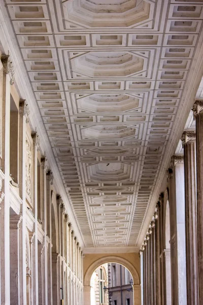 Passaggio delle colonne romane — Foto Stock